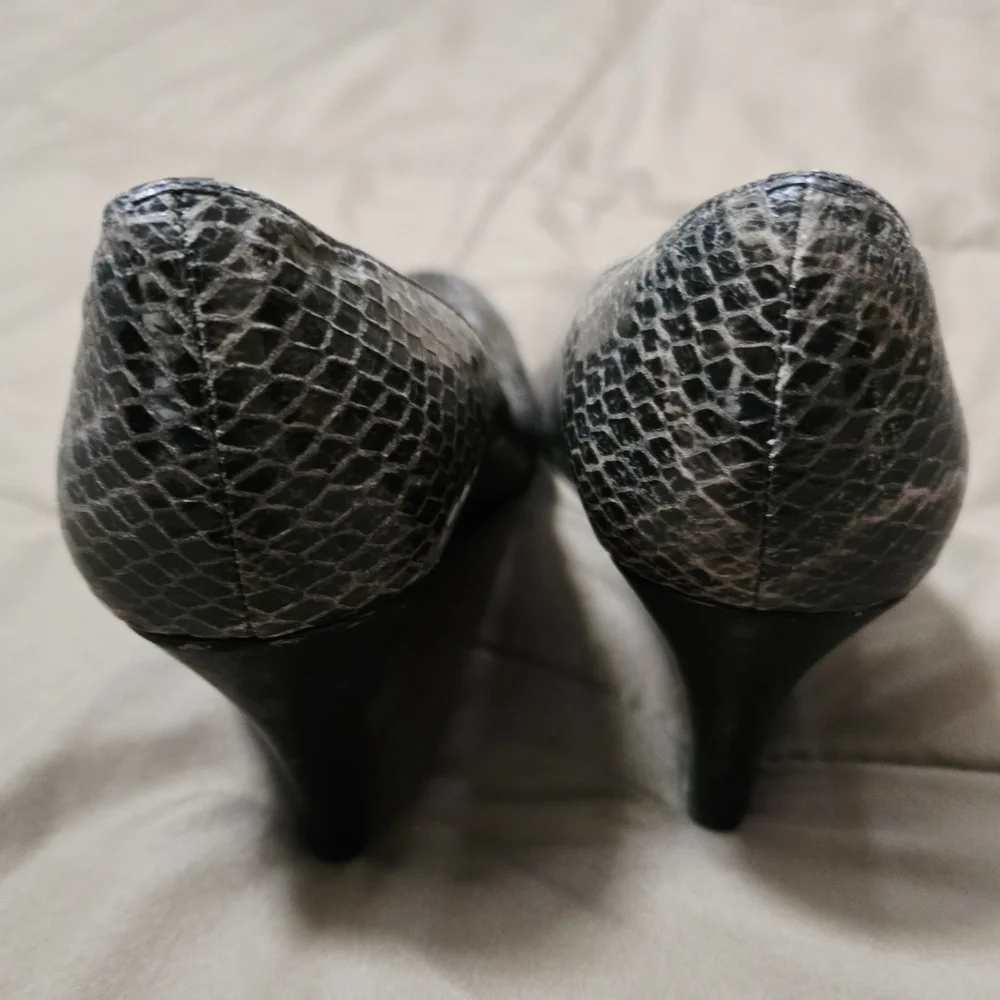 Ellen Tracy Women's Black Snakeskin Pumps